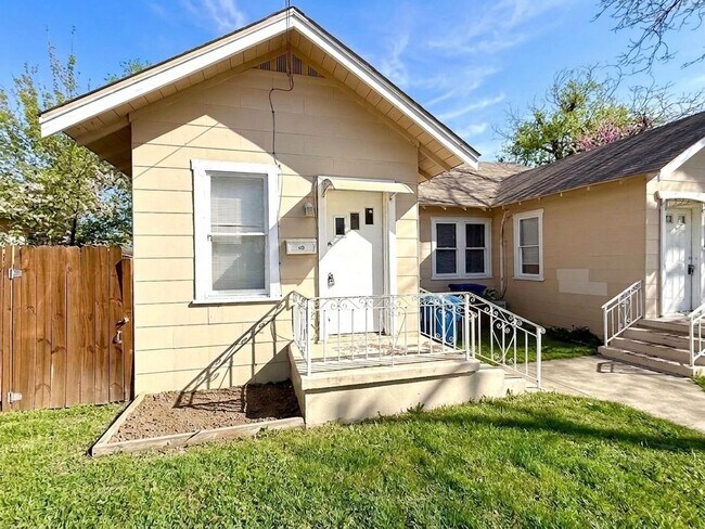 Building Photo - *MOVE IN SPECIAL* Charming Duplex with Fenced Yard – Minutes from St. Philip's College!