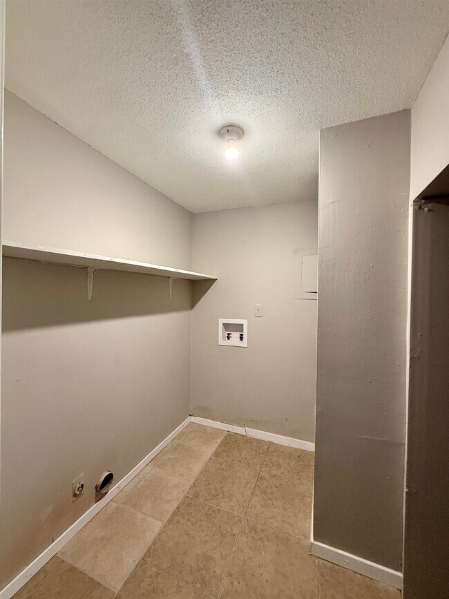 Building Photo - 6567 Poplar Woods Cir S