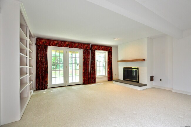 Building Photo - 8 Dickinson Ct