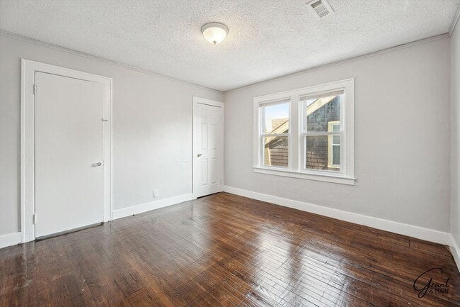 Building Photo - 3 bedroom 2 bath $1375