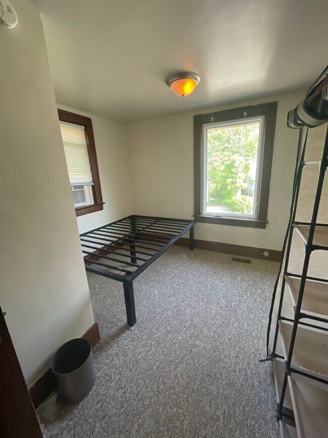 Building Photo - 926 Sylvan Ave