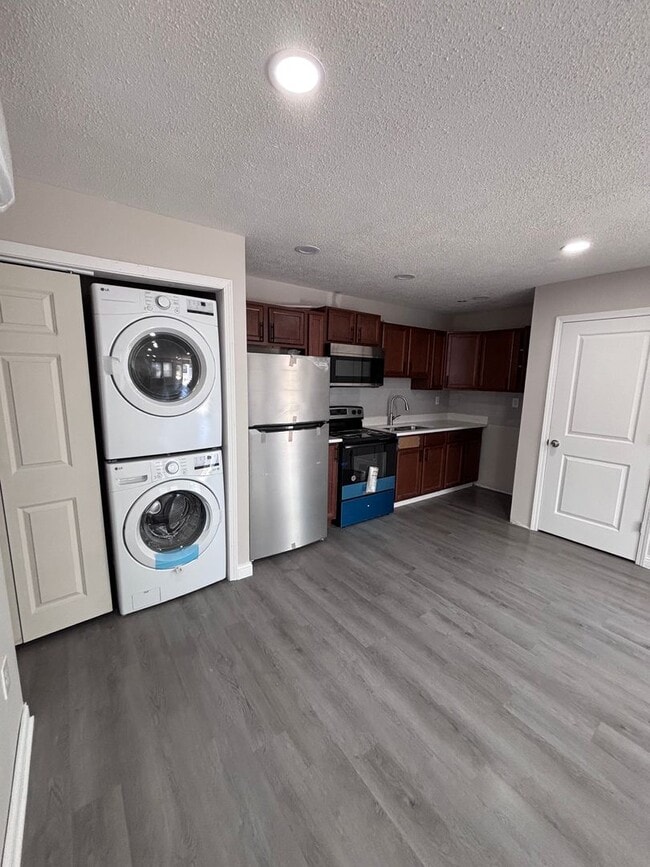 Building Photo - Newly Renovated 2 Bed 1.5 Bath