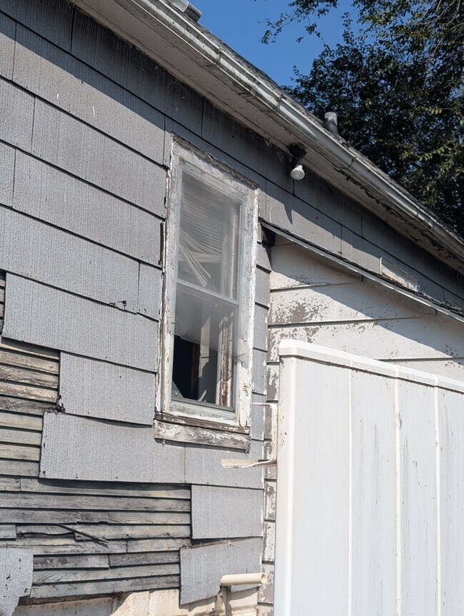 Building Photo - 422 S Louisa St