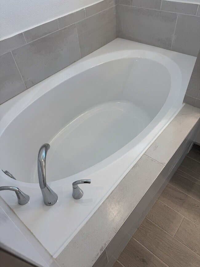 Building Photo - "Spacious 4-Bed Oasis with Granite Finishes & Guest Suite in Jacksonville!"