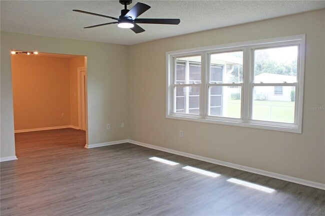 Building Photo - 608 Lark Dr