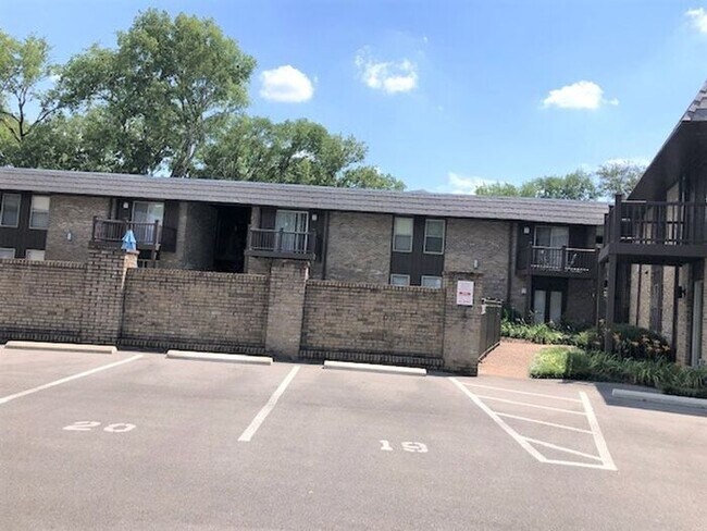 Building Photo - Nice 2 bedroom 2 bath one-level condo