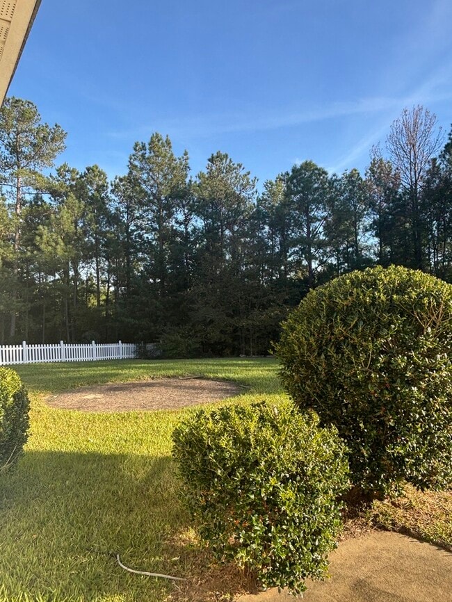 Building Photo - Quiet Neighborhood