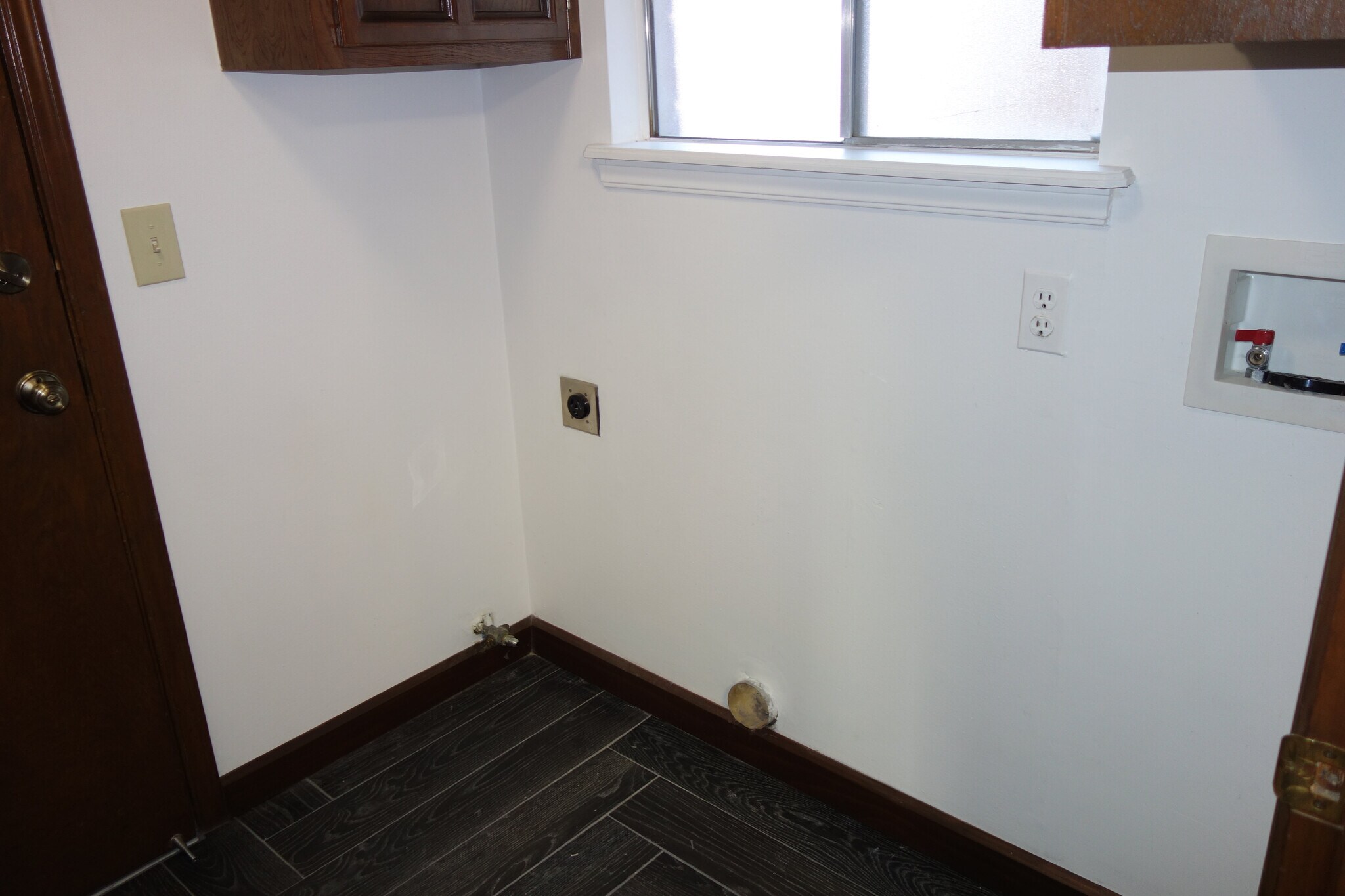 Laundry room off kitchen with washer/dryer hookups and gas option for dryer - 3324 E 73rd St