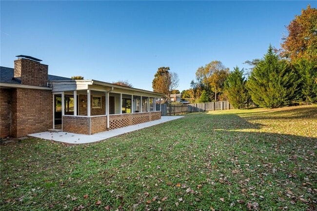 Building Photo - 2857 Fontainebleau Dr