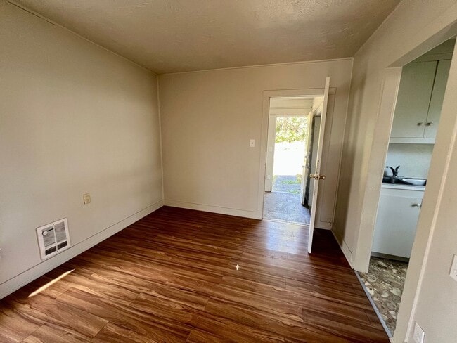 Building Photo - 1 Bed, 1 Bath House