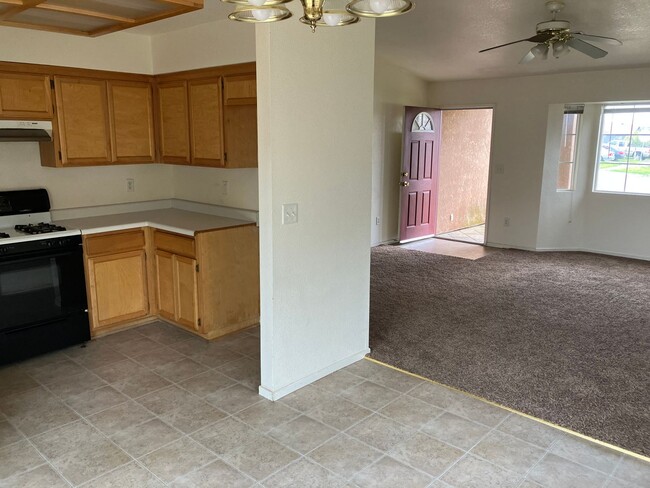 Building Photo - 4 Bedroom 2 Bath House for Rent