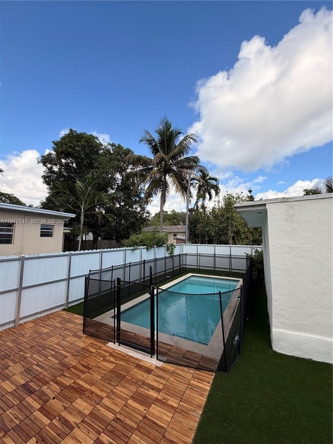 Building Photo - 6848 N Miami Ave