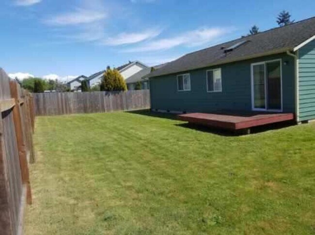 Building Photo - 3 Bed 2 Bath - Garage - Dog Friendly - NAS Whidbey
