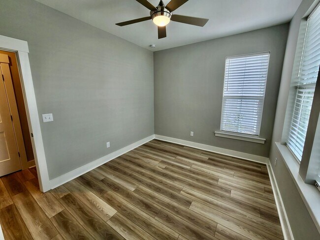 Building Photo - Like new in Midtown - 3 bedrooms plus addi...