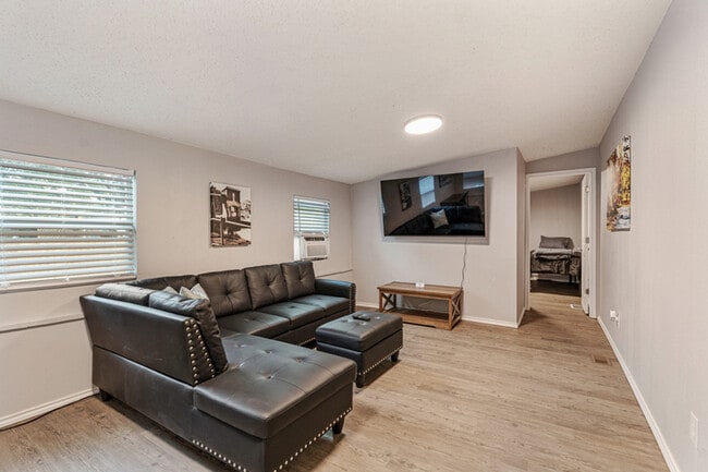 Building Photo - 112 Queenswood Dr