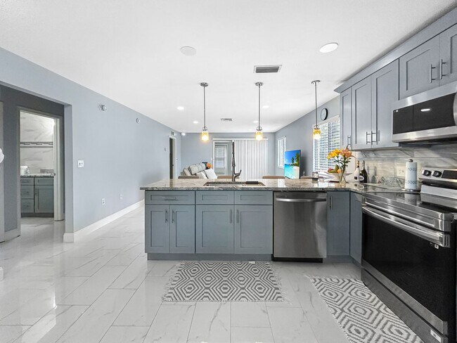 Building Photo - Beautifull 2-Bedroom End-Unit Villa in Palm Harbor!