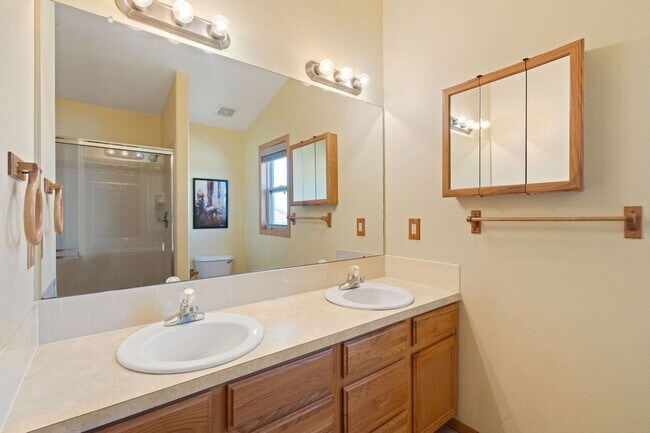 Building Photo - Spacious 5-Bedroom, 4-Bathroom home in Wes...