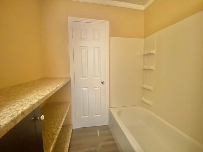 Building Photo - 4 Bed 2 Bath Home Now Available!