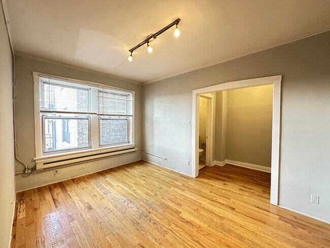 Building Photo - 457 W Melrose St