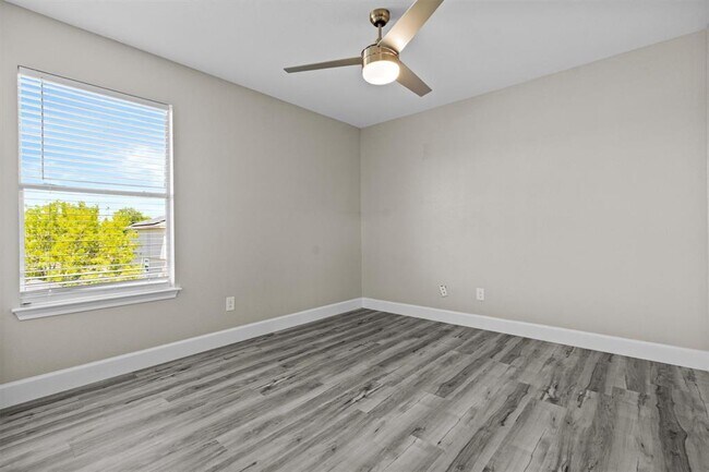 Building Photo - 303 Quail Hollow Dr