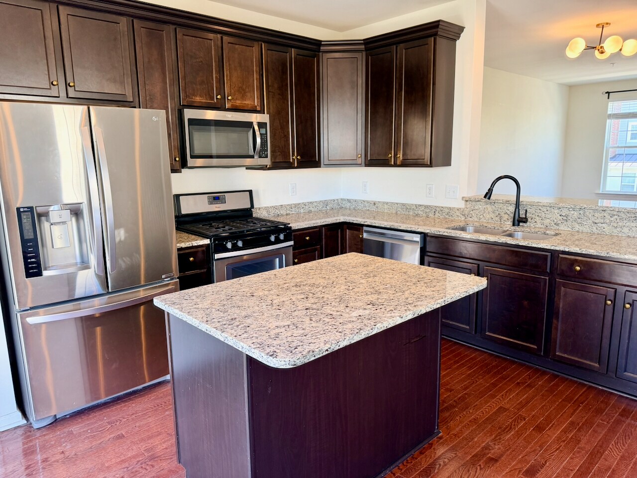 Room to cook and entertain - 3744 Green St