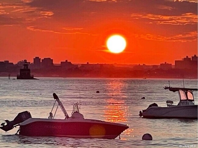 Building Photo - 7 Bond St