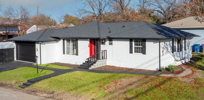 Primary Photo - 3423 W Clarendon Dr