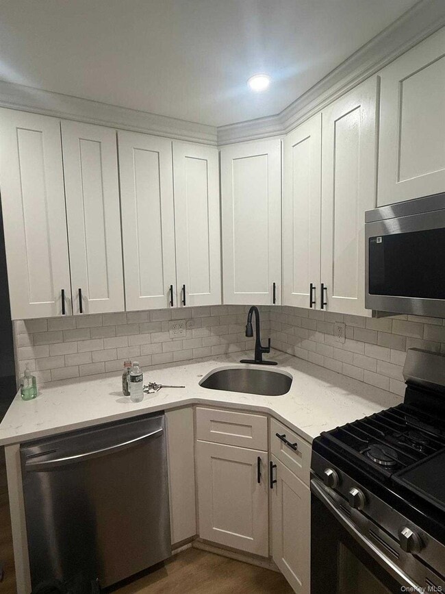 Building Photo - 726 E 83rd St