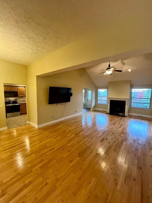 Building Photo - 5 bedroom and 3 bathroom two level house