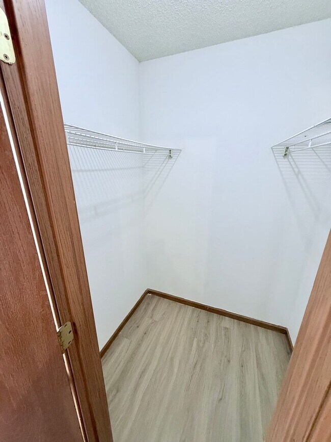 Building Photo - Great 3 Bed 2 Bath 2 Car Garage Flat Duple...
