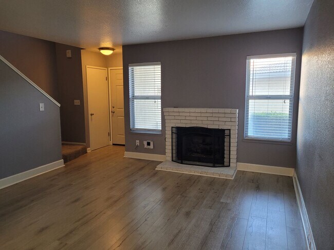 Building Photo - 2 Bedroom 1.5 Bath Condo - HOA community i...