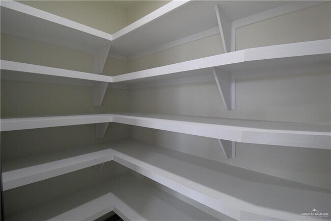 Building Photo - 1611 Oak Alley Dr