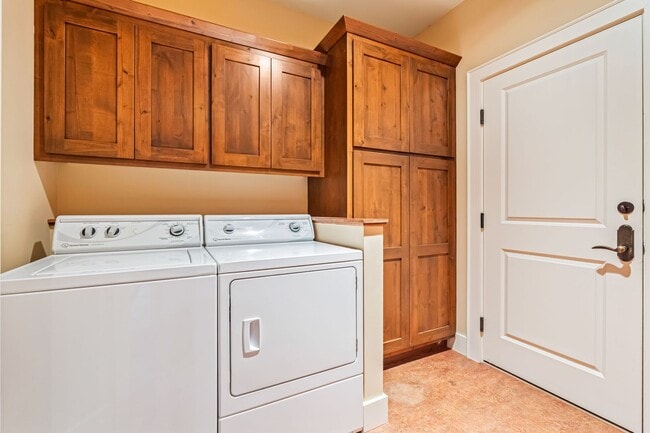 Building Photo - Luxury 3-Bedroom, 2.5-Bath Townhouse Retre...