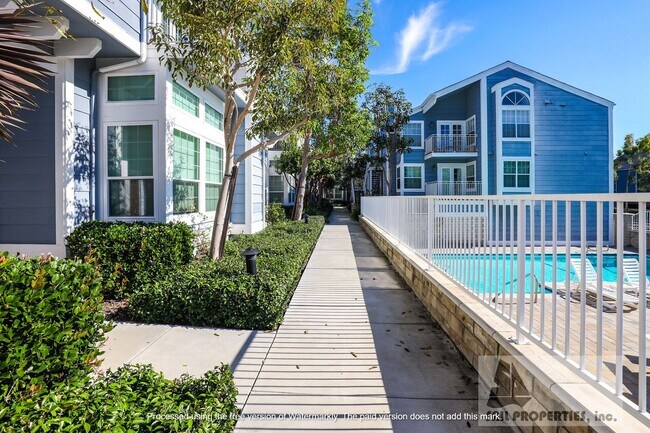 Building Photo - Gorgeous Remodeled Condo in Newport Beach!