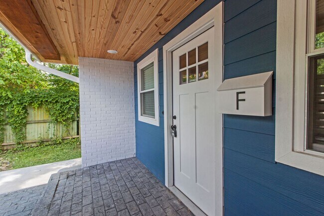 Building Photo - Pet-Friendly 1-Bedroom Apartment in Downtown Rogers –  Move-In Special!