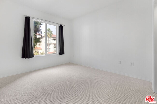 Building Photo - 6020 S Seabluff Dr