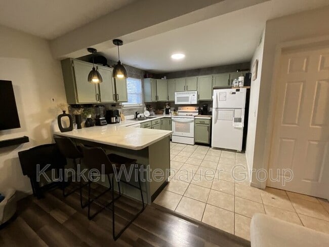 Building Photo - 1935 Chevy Dr