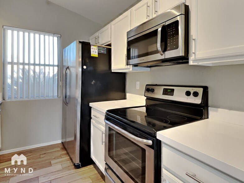 Building Photo - 13583 W Saguaro Ln