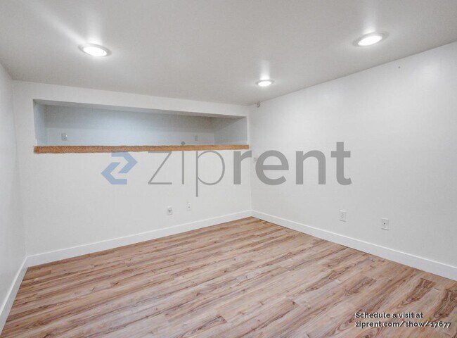 Building Photo - 4820 Seahurst Ave