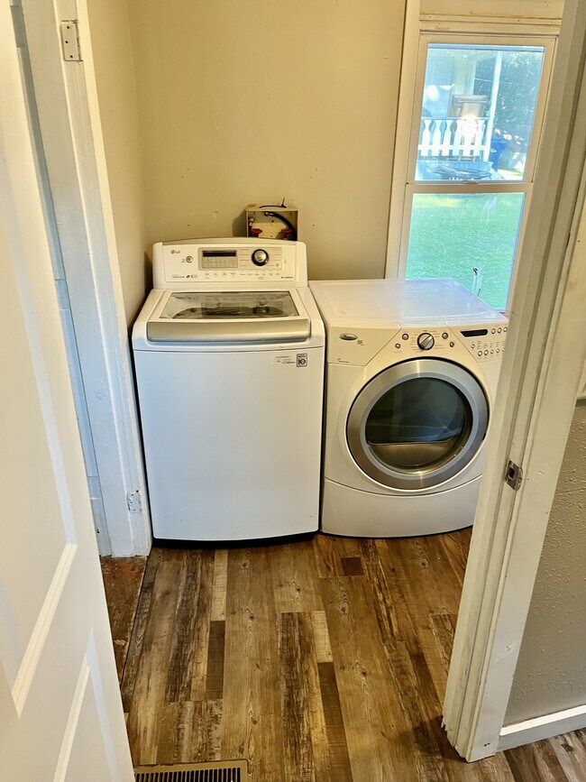 Building Photo - 729 W Cavour Ave