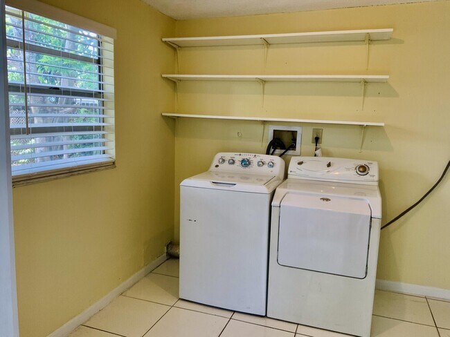 Building Photo - 747 Orchid Dr