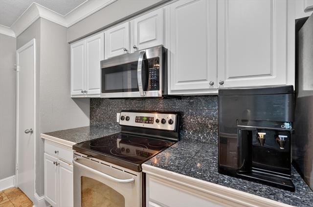 Building Photo - 5932 Sandhurst Ln