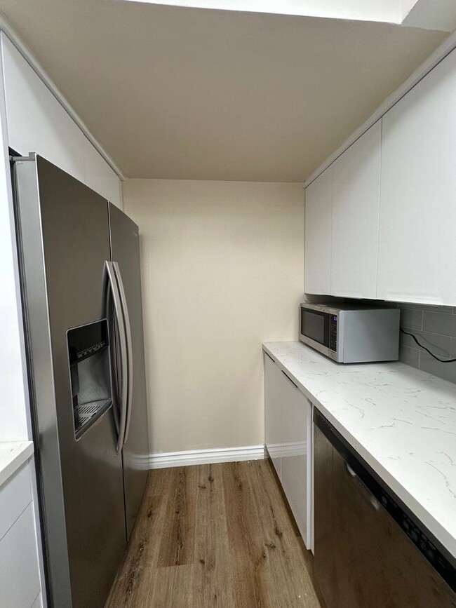 Building Photo - Extensively remodeled huge 1 bedroom/1.25 ...