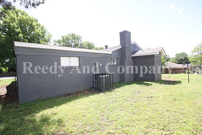 Building Photo - 324 McFarland Dr