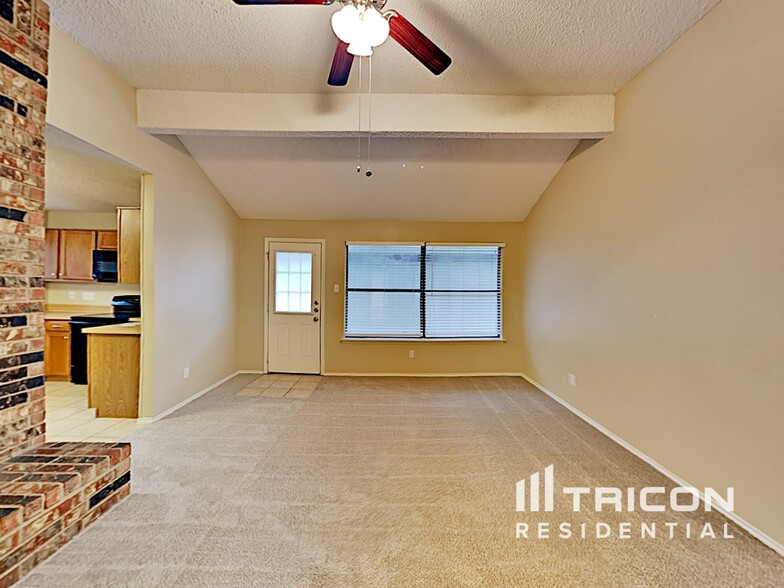 Building Photo - 520 Angelina Dr