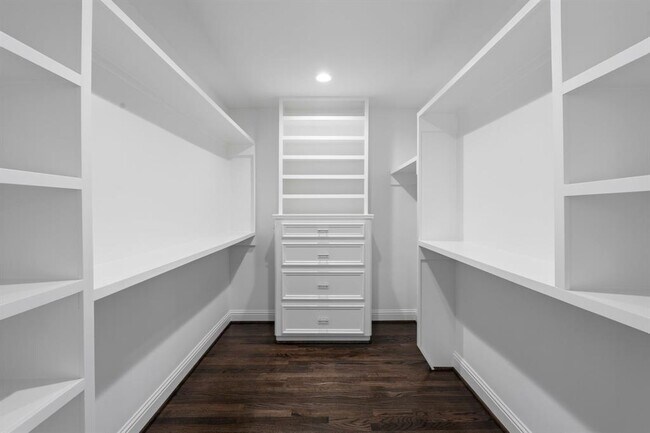 Building Photo - 5521 Lincrest Ln