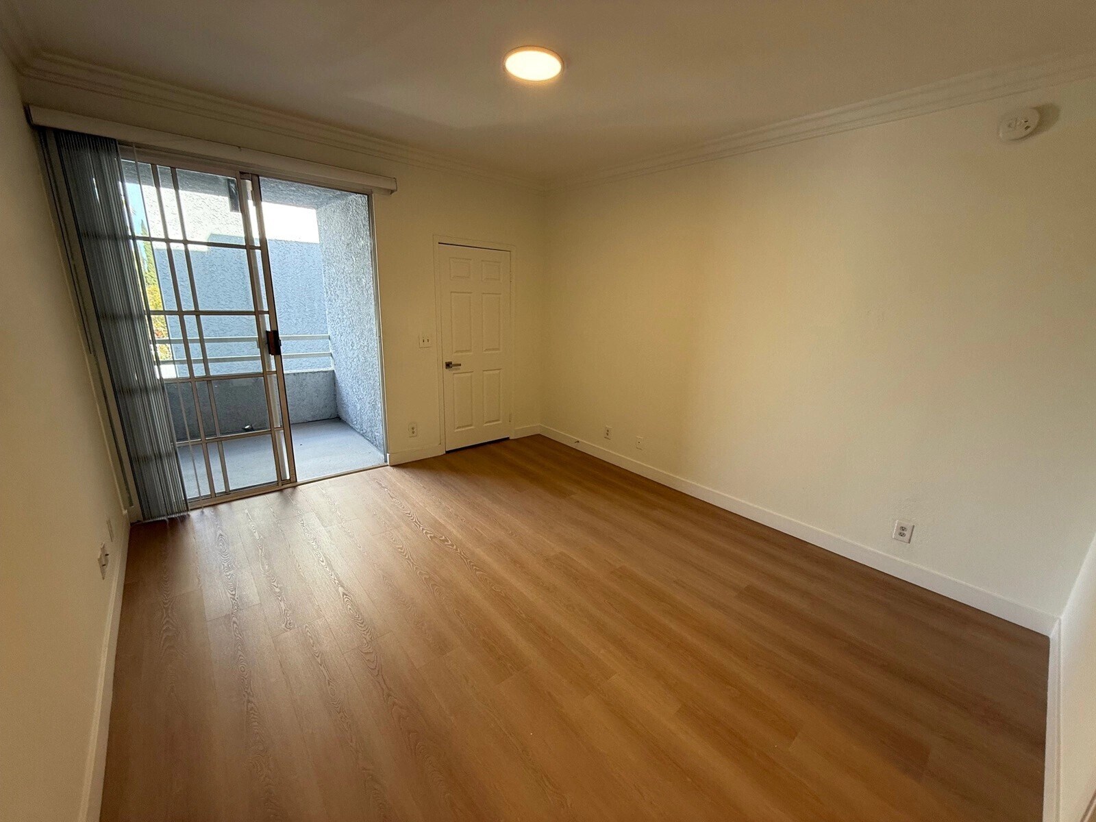 Building Photo - 15507 Moorpark St