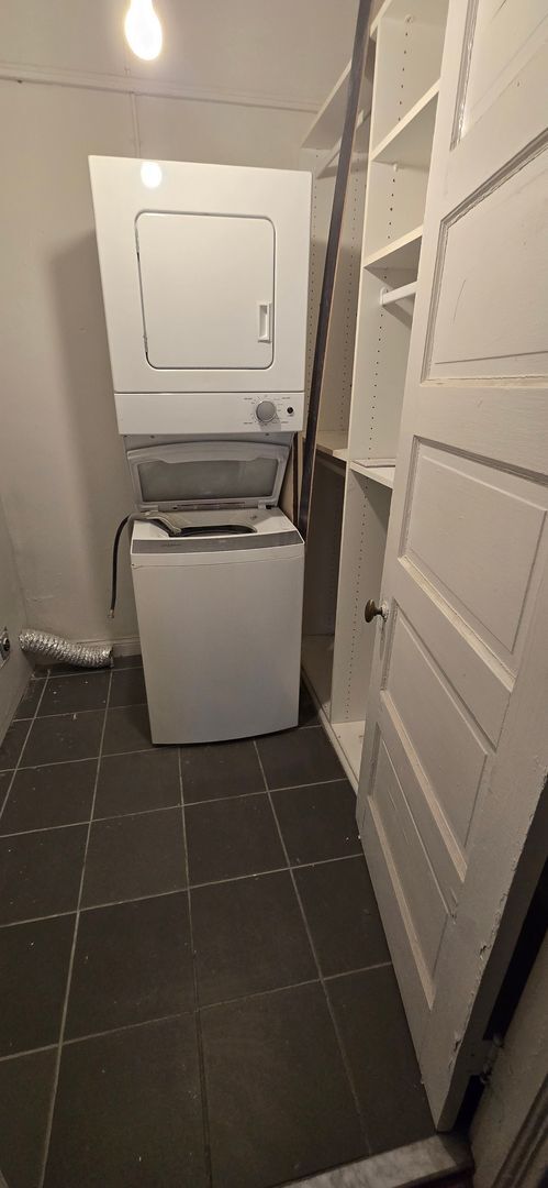 Building Photo - Spacious Two Bedroom Condo in the Barwick-Large Kitchen-Renovated Bathroom