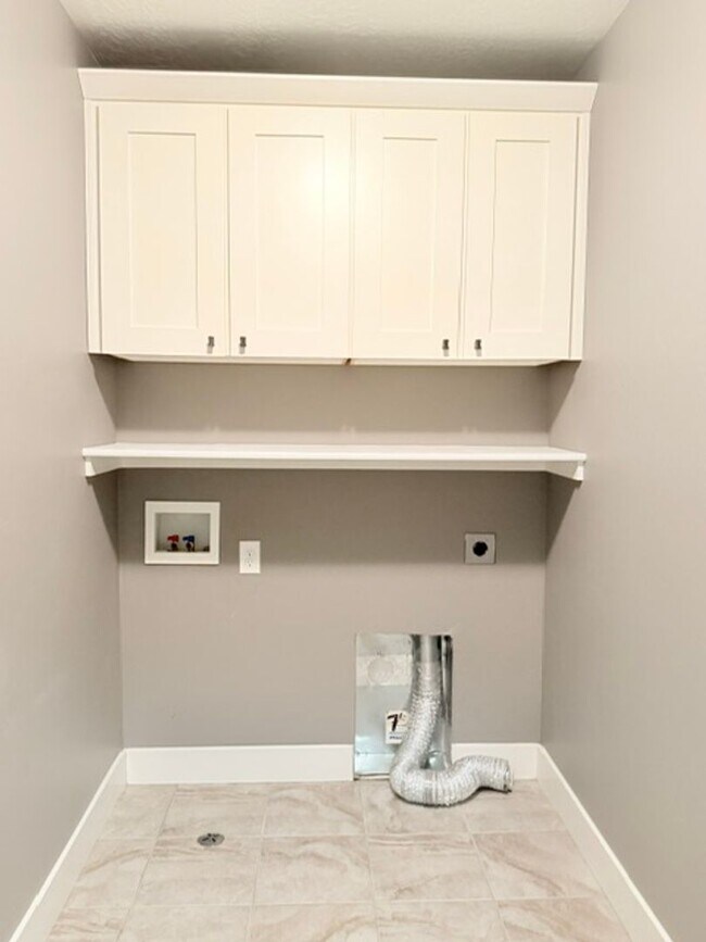 Building Photo - PRIMARY SUITE ON MAIN in a Beautiful Herriman House