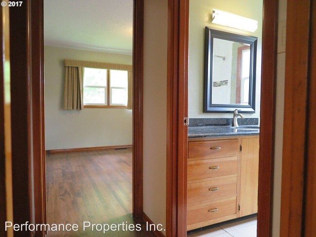 Building Photo - 4 br, 2 bath House - 7923 SE Sherman Street